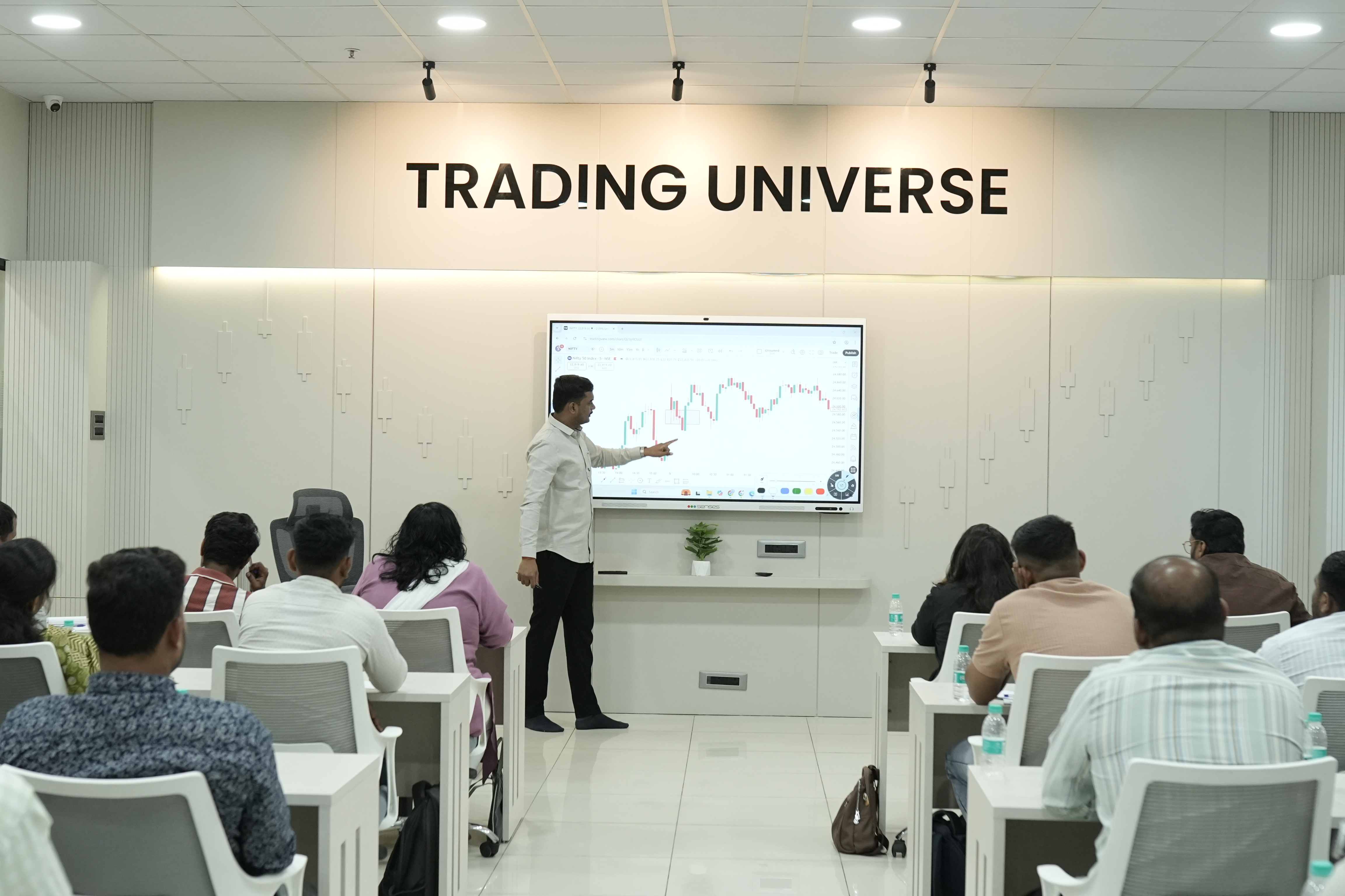 Shubham Bhosale teaching a live class at Trading Universe Academy